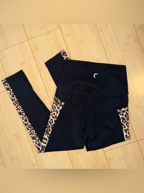 🌸SALE🌸ZYIA brilliant high rise capris black leopard